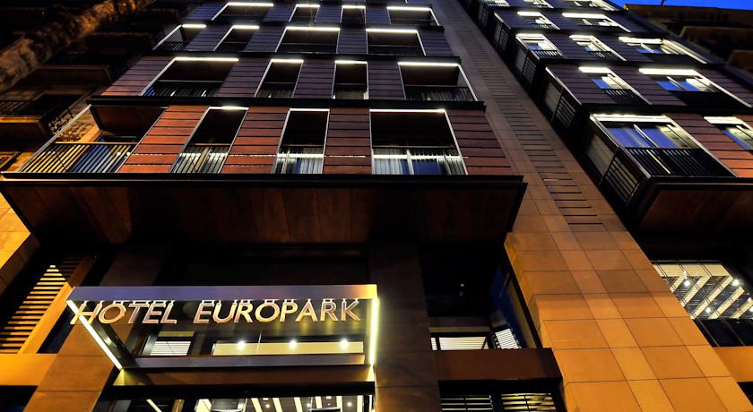 Hotel Europark ligger 600 m fra Barcelonas centrale avenue Passeig de Gracia og byder på tagterrasse med udendørs swimmingpool.